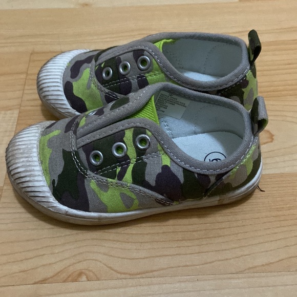 Size 6 baby boys shoes - Picture 2 of 3